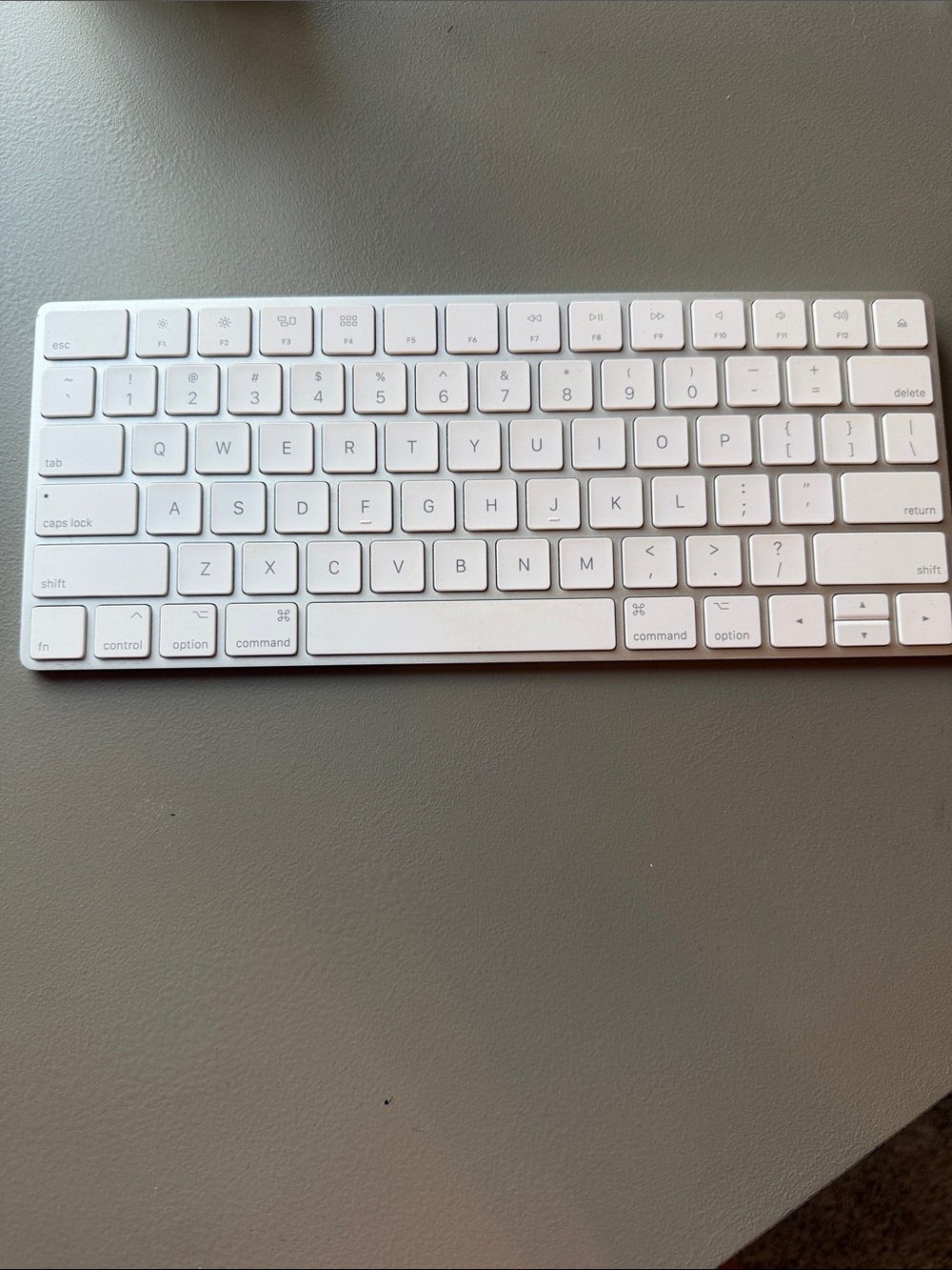 Apple Compact White Wireless Keyboard-white